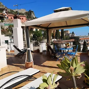 il-terrazzo-di-marlu.taorminaitalyhotels.com/