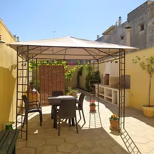 la-casetta-con-cortile.lecce-hotels.com/